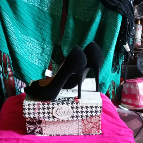 Heels - Picture 2 of 2